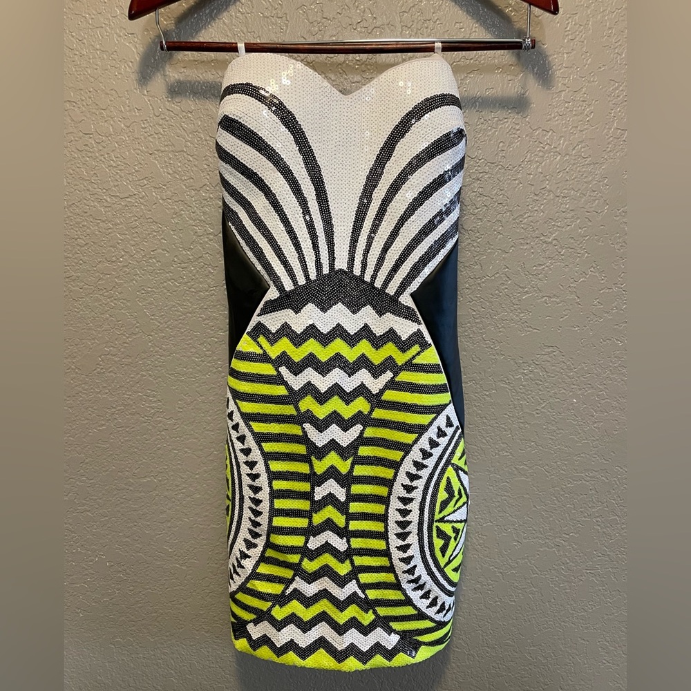 Ladies Bebe dress, Size Small. In great condition.